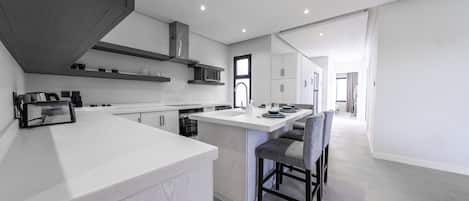 Departamento, 3 habitaciones | Cocina privada | Refrigerador con congelador, microondas, horno y parrilla de estufa