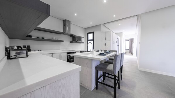 Departamento, 3 habitaciones | Cocina privada | Refrigerador con congelador, microondas, horno y parrilla de estufa