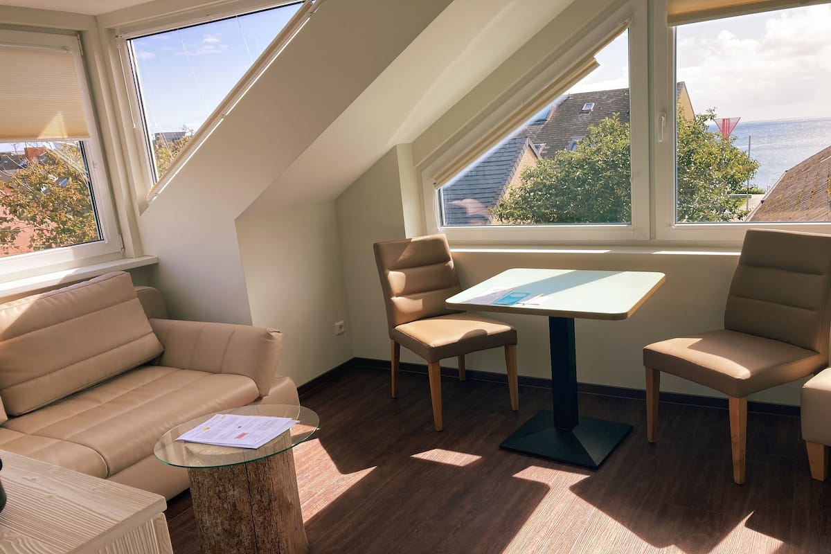 Apartment mit Gartenblick | Woonruimte | Een 32-inch flatscreentelevisie met satellietzenders en een televisie