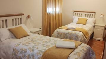 7 dormitorios, tabla de planchar con plancha, cuna de viaje