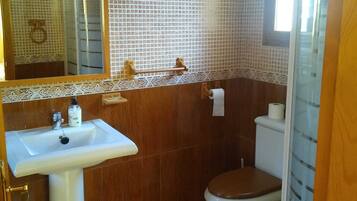 Ducha, toallas, jabón y papel higiénico