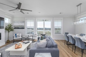 TV, table tennis - Marsh view sunsets, private pool, 5 min Bike to Beach, Baby & Kid Friendly (Hilton Head Island)