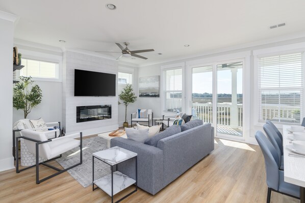 TV, table tennis - Marsh view sunsets, private pool, 5 min Bike to Beach, Baby & Kid Friendly (Hilton Head Island)