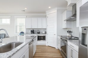 Fridge, microwave, oven, stovetop - Marsh view sunsets, private pool, 5 min Bike to Beach, Baby & Kid Friendly (Hilton Head Island)