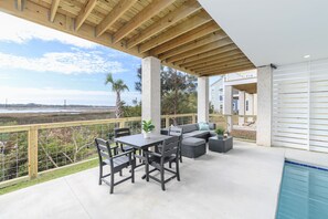 Outdoor dining - Marsh view sunsets, private pool, 5 min Bike to Beach, Baby & Kid Friendly (Hilton Head Island)