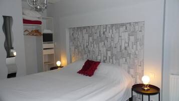 Habitación económica con 1 cama matrimonial o 2 individuales | Ropa de cama de alta calidad y caja de seguridad en la habitación