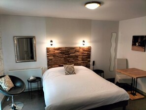 Habitación doble Confort | Ropa de cama de alta calidad y caja de seguridad en la habitación