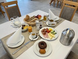 Free daily buffet breakfast