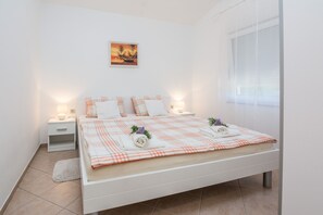 Classic Apartment (A3) | 1 bedroom, travel crib, free WiFi, bed sheets - Apartments Zaklina (Vir)