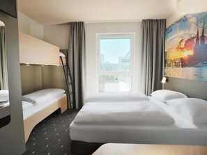 Family Room | Desk, free WiFi, bed sheets