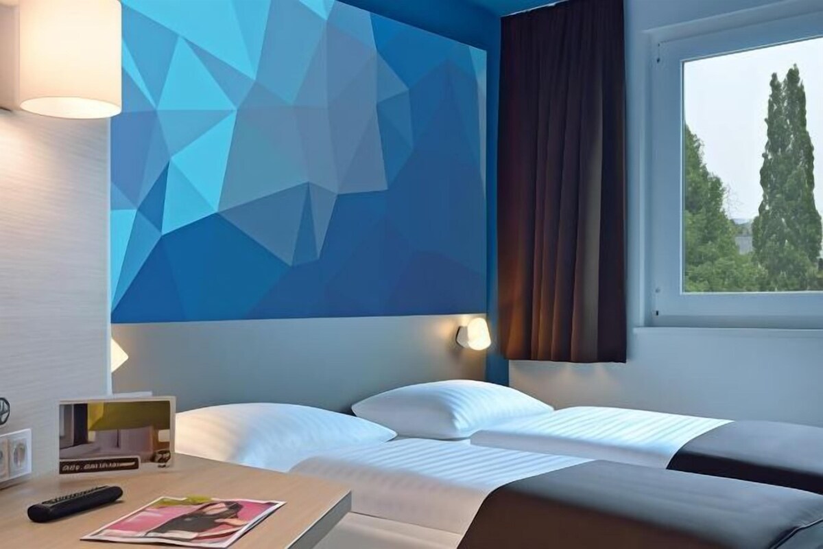 Desk, WiFi (free), bed sheets