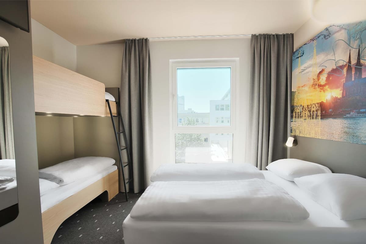 Family Room | Desk, free WiFi, bed sheets