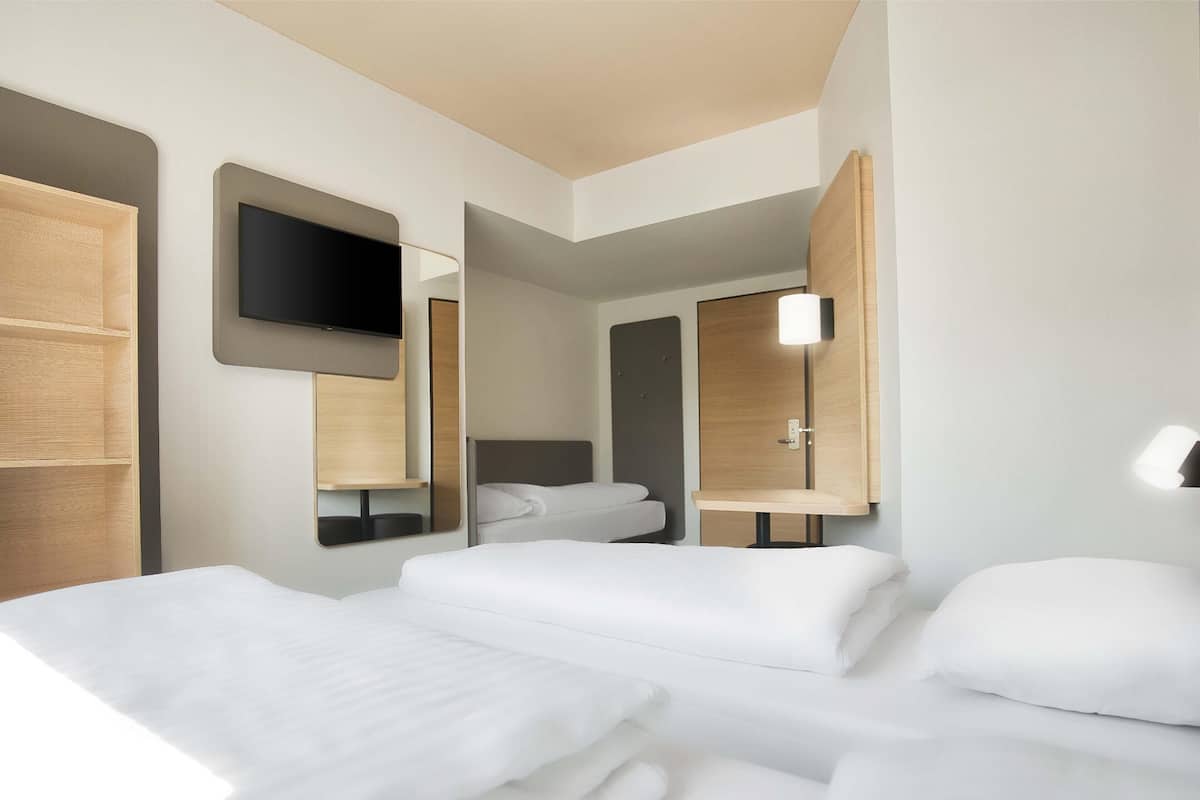 Dreibettzimmer | Schreibtisch, kostenloses WLAN, Bettwäsche