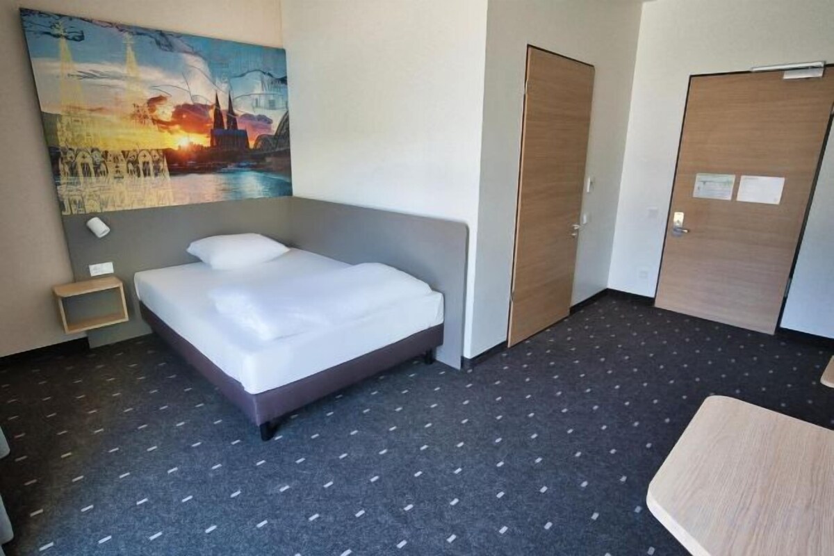 Desk, WiFi (free), bed sheets