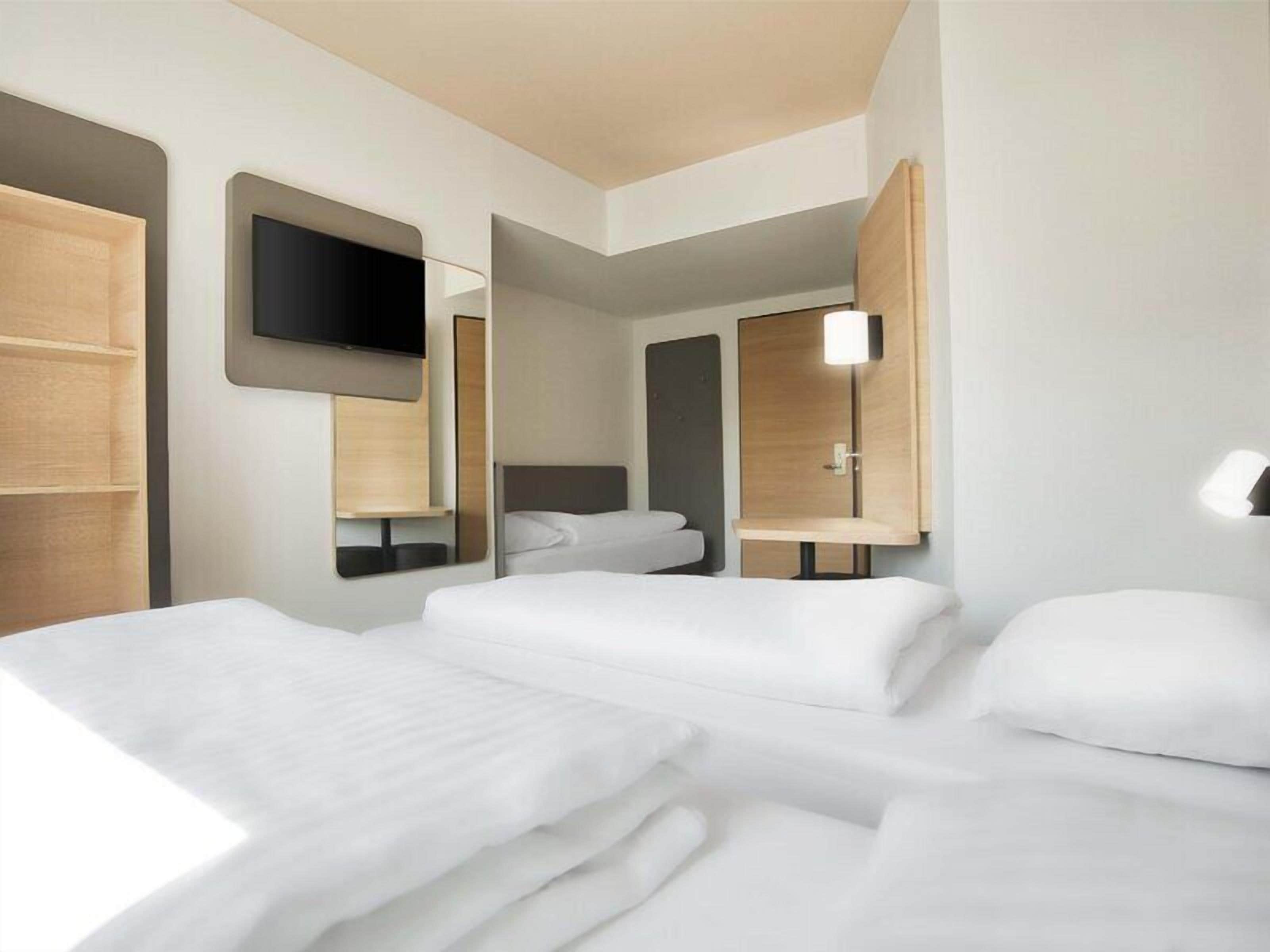 Triple Room | Desk, WiFi (free), bed sheets