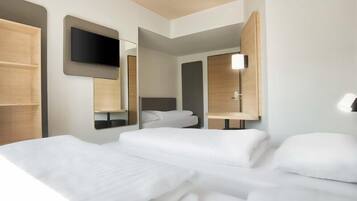 Triple Room | Desk, WiFi (free), bed sheets