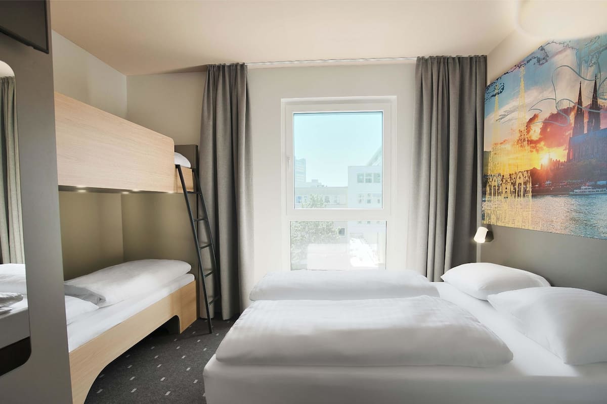 Familierom | Skrivebord, wi-fi (inkludert) og sengetøy