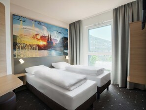 Twin Room | Desk, free WiFi, bed sheets