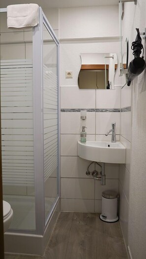 Shower, hair dryer - Landlord Doppelzimmer  22 (Kopendorf auf Fehmarn)