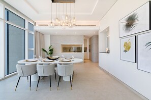 In-room dining - Maison Privee - Tranquil Apt w/ Mesmerizing Views Cls to Marina (Dubai)