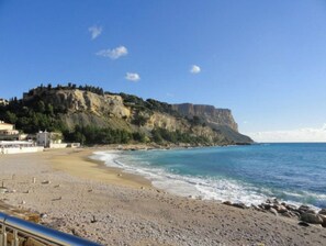 Plage à proximité, chaise longue