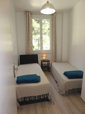 2 bedrooms, iron/ironing board, free WiFi, bed sheets