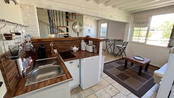 Réfrigérateur, micro-ondes, plaque de cuisson, cafetiÚre/bouilloire