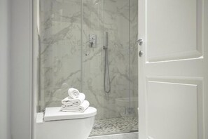Duschwanne, Handtücher, Toilettenpapier