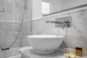 Ensemble douche/baignoire, serviettes fournies, papier toilette