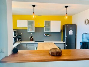 Kjøleskap, mikrobølgeovn, ovn og kokeplater