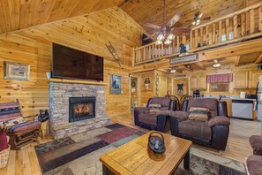 Flatskjerm-TV, peis, videospill og DVD-spiller