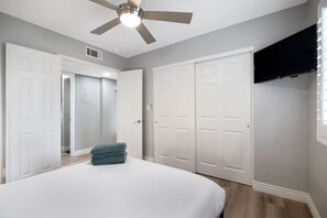 2 habitaciones, escritorio y tabla de planchar con plancha 