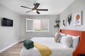 2 Schlafzimmer, Schreibtisch, Bügeleisen/Bügelbrett, Reisekinderbett