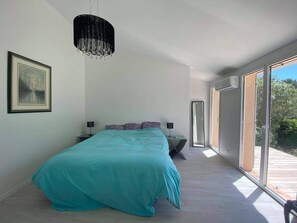 4 bedrooms, desk, iron/ironing board, free WiFi - VILLA with swimming pool, 500m beach, Port Cros National Park and near St Tropez) (La Croix-Valmer)