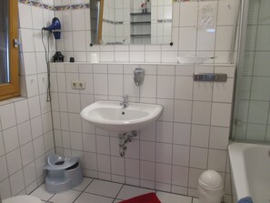 Duschwanne, Haartrockner, Handtücher, Seife