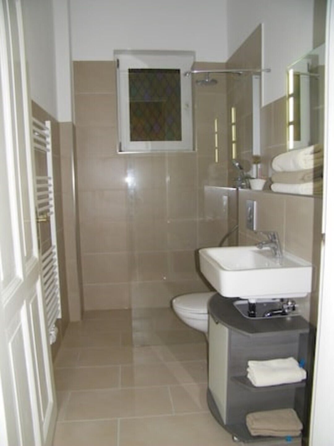 Dusche, Haartrockner, Handtücher, Toilettenpapier