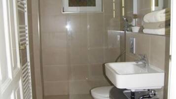 Dusche, Haartrockner, Handtücher, Toilettenpapier