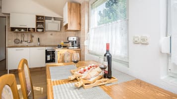 Standard Apartment A4 | Private kitchen | Fridge, microwave, oven, stovetop