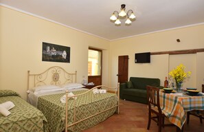 Panoramic Studio, Accessible, Mountain View | Egyptian cotton sheets, premium bedding, down duvets, in-room safe - Agriturismo Villino Bellavista (Spoleto)