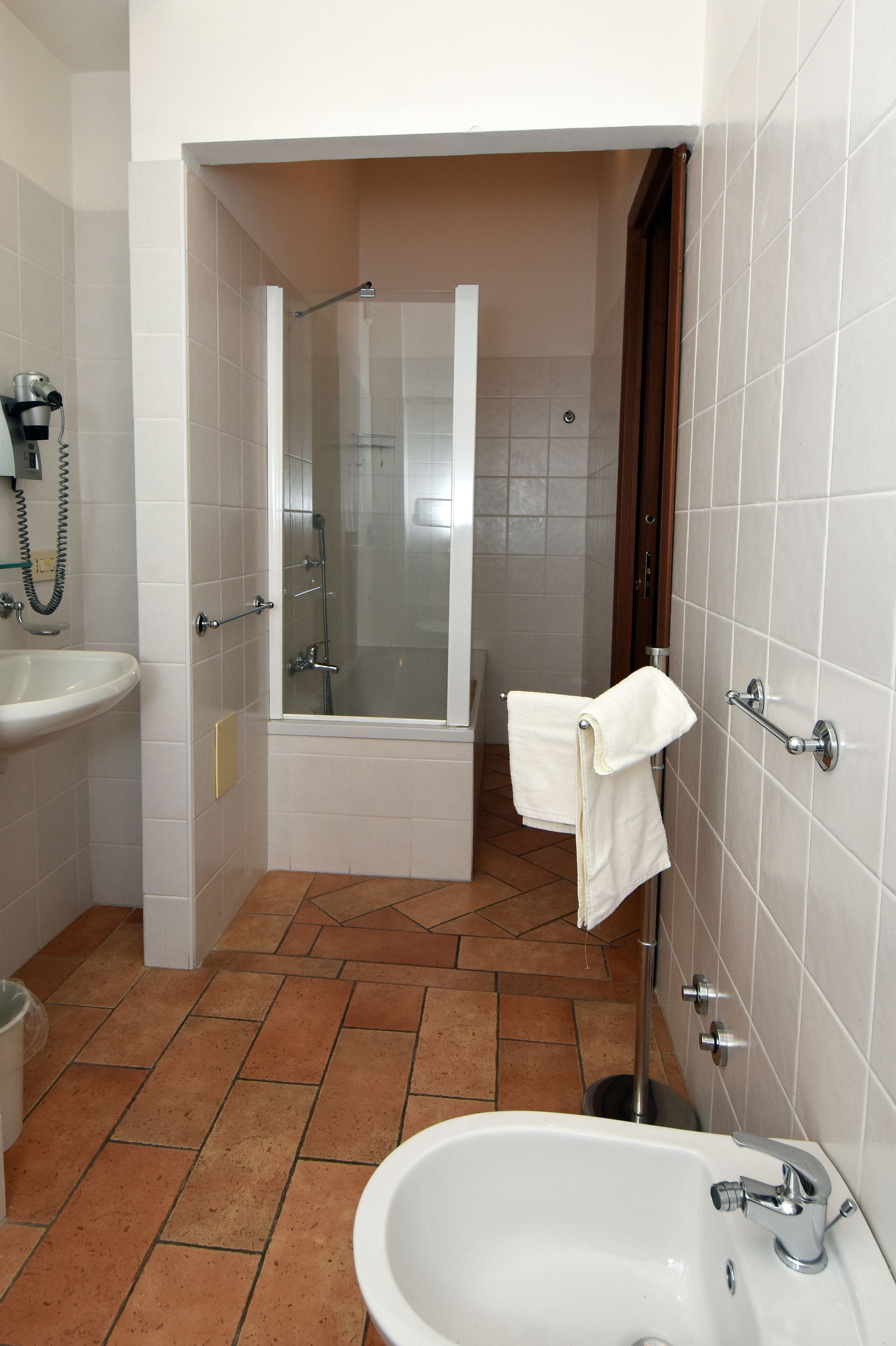 Une salle de bain équipée d’un lavabo, d’une douche et d’une baignoire.
