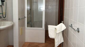 Une salle de bain équipée d’un lavabo, d’une douche et d’une baignoire.