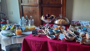 A breakfast buffet with various food items and beverages. - Agriturismo Villino Bellavista (Spoleto)