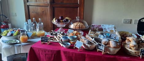 Een ontbijtbuffet met diverse etenswaren en drankjes.