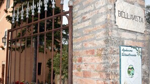 A wrought iron gate with a sign reading "BELLAVISTA" and a map of Villavista. - Agriturismo Villino Bellavista (Spoleto)