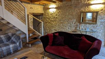 Televisión, chimenea, mesa de ping pong