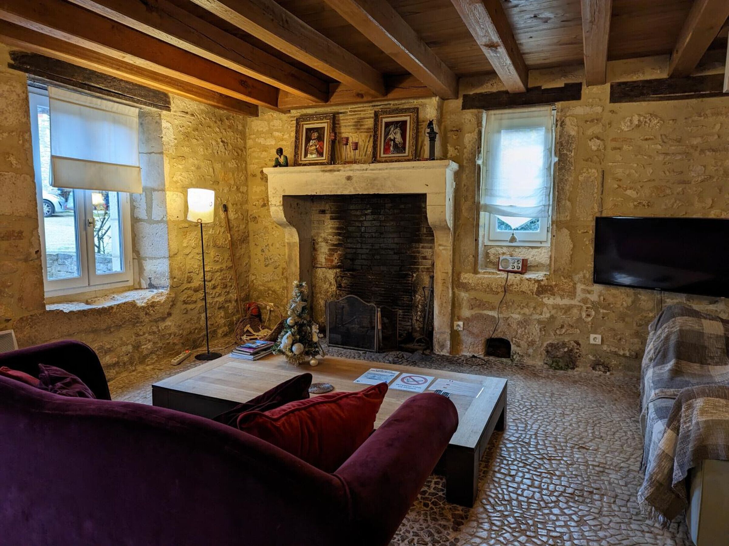 Televisión, chimenea, mesa de ping pong