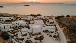 A coastal village with white buildings, a beach, and a sailboat. - Villa Dia, Mikri Vigla, Panagia Parthena Beach (Naxos)