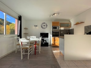 Dining - Cozy Studio in Briançon - Near Prorel Cable Car & Town Center, Sleeps 4 (Briançon)