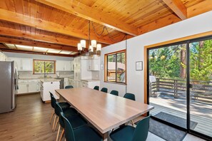 Dining - Sage and Rose Cabin: Spa! Central Location! Close to Snow Summit! Arcade Games! (Big Bear Lake)