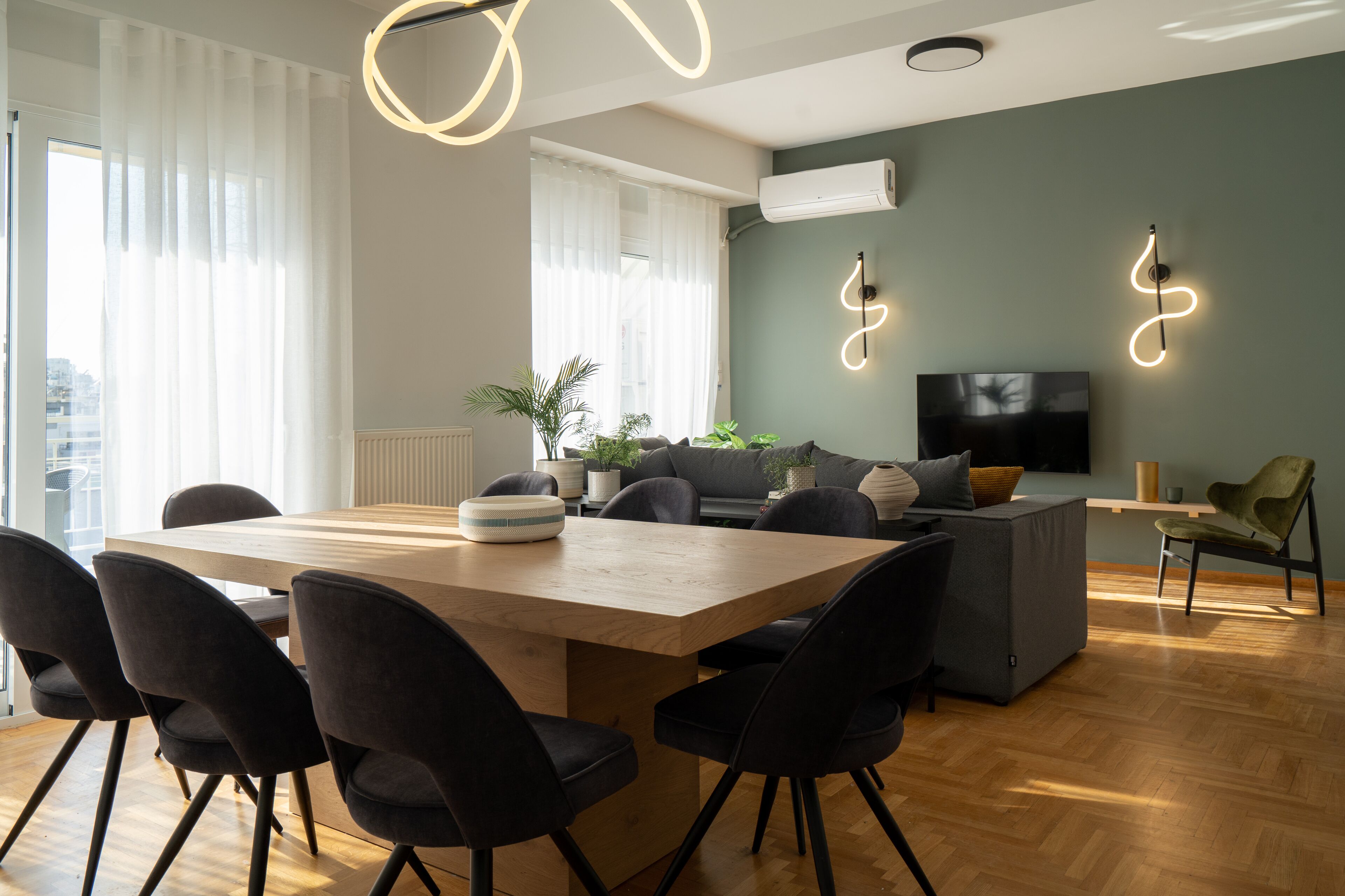Luxury Apartment, 4 Bedrooms, Balcony | In-room dining
